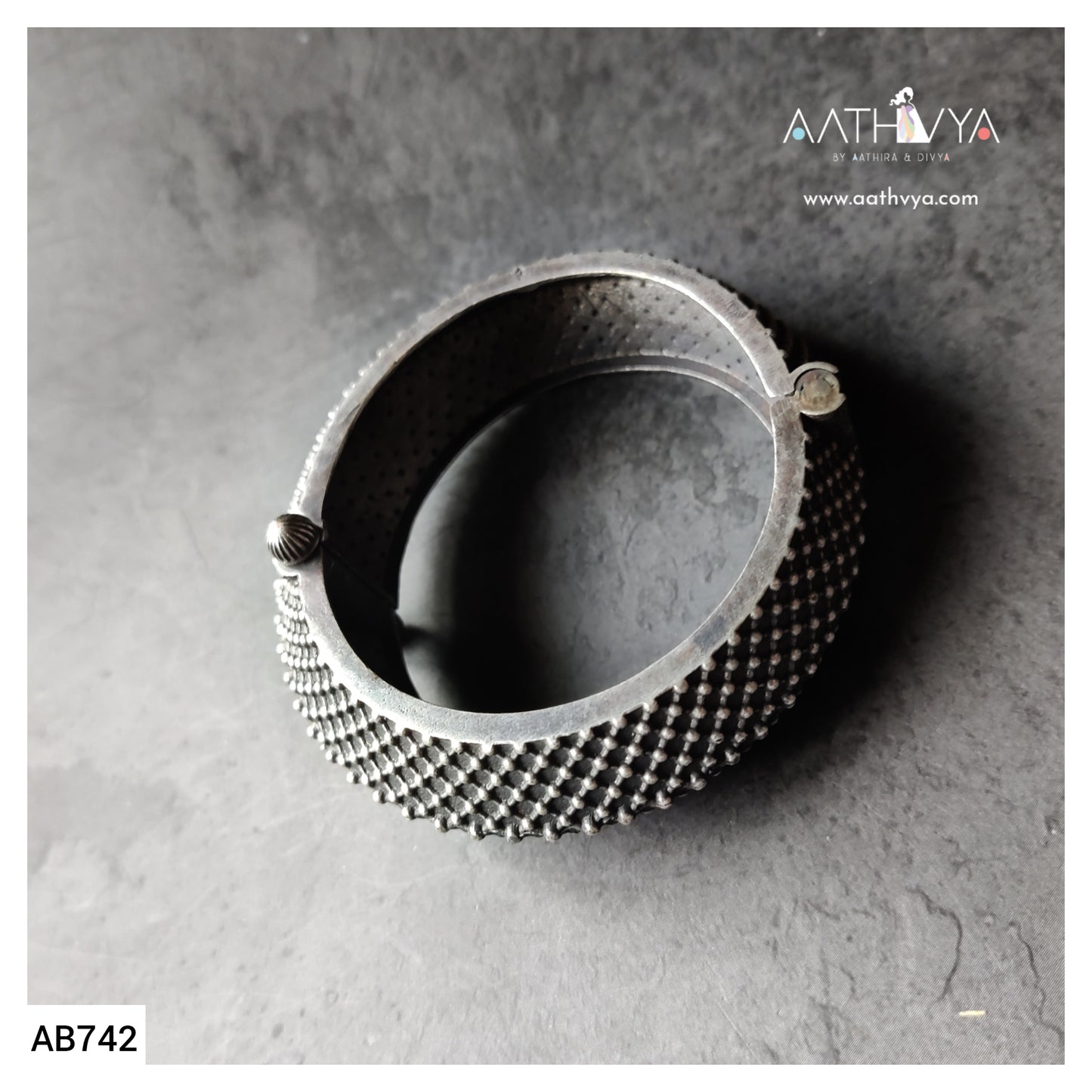 SILVER DOTTED BANGLE - AB742