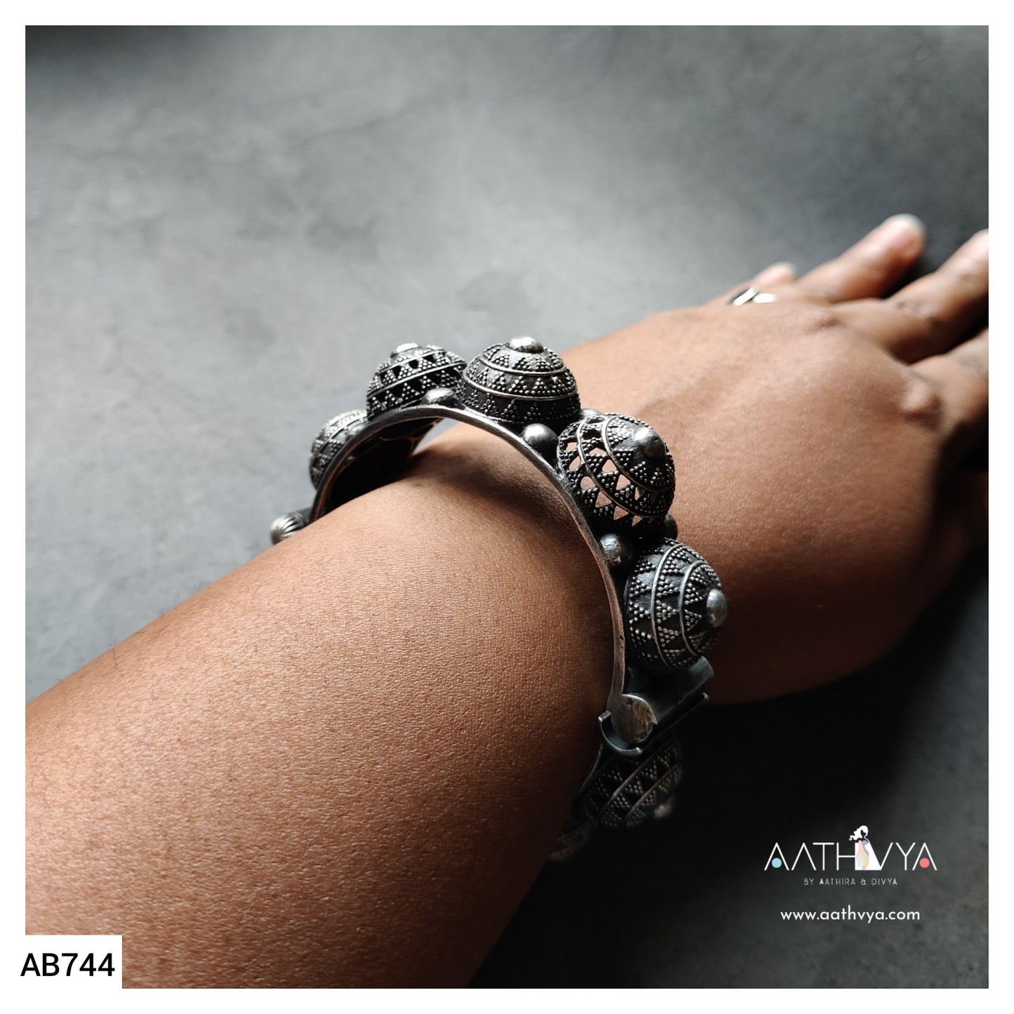 AB744