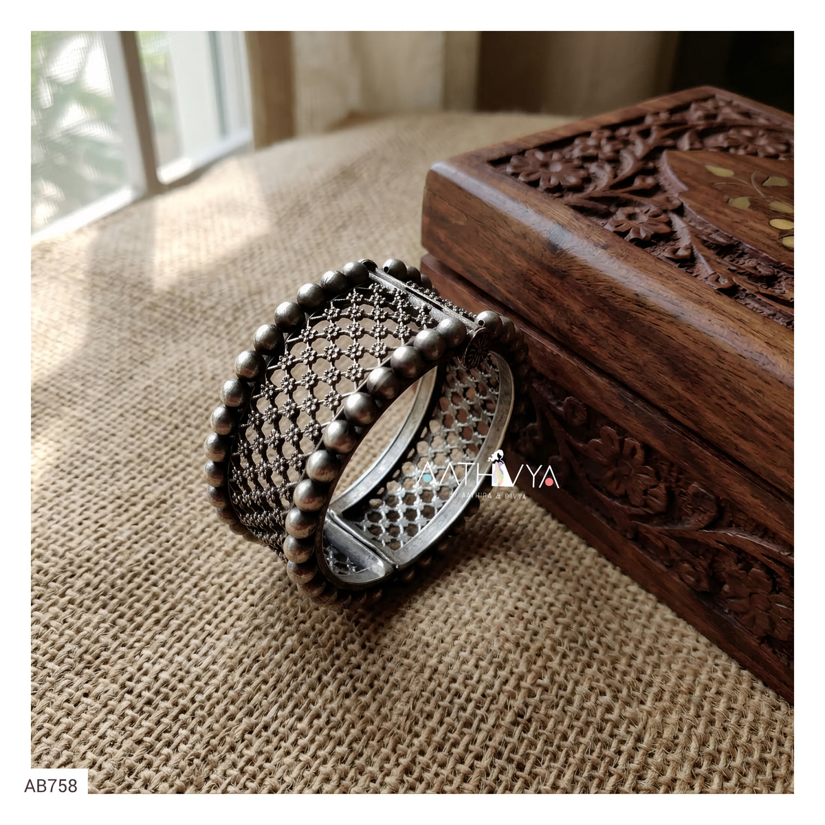 SILVER JALI HANDCUFFS - AB758