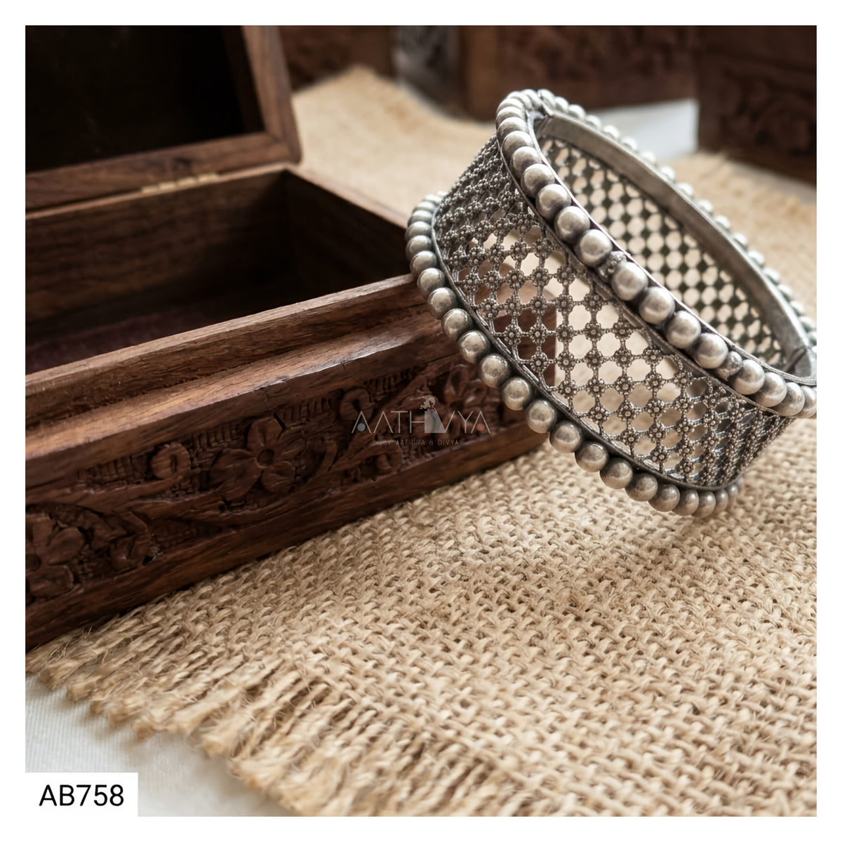 SILVER JALI HANDCUFFS - AB758