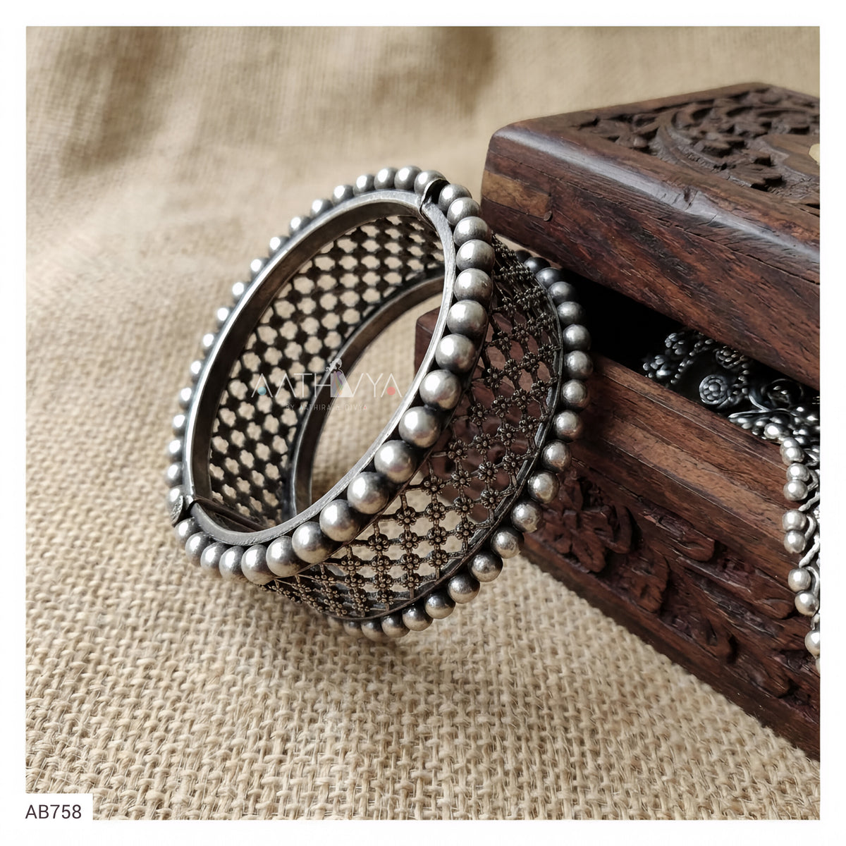 SILVER JALI HANDCUFFS - AB758
