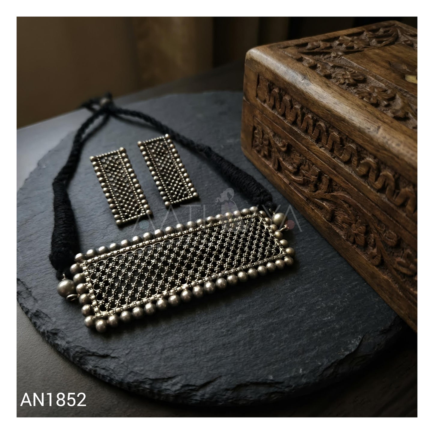 AN1852