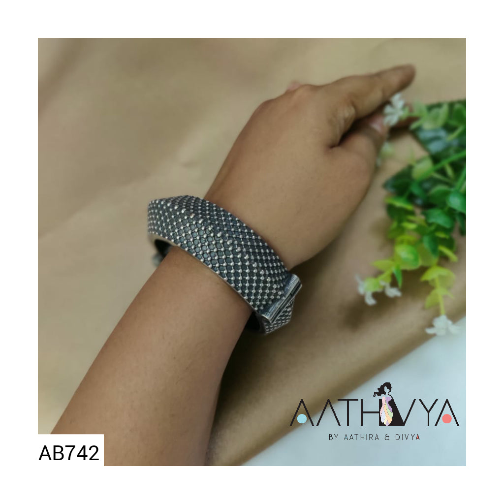 SILVER DOTTED BANGLE - AB742