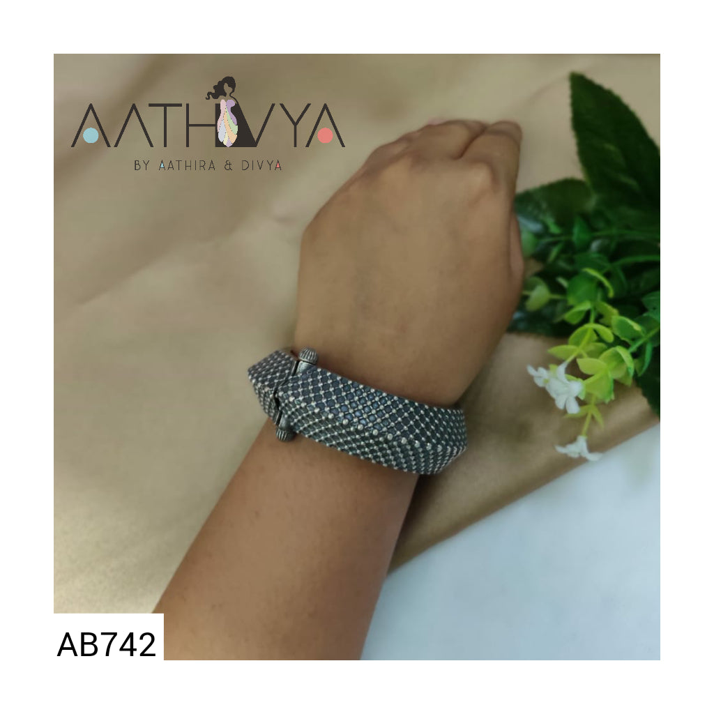 SILVER DOTTED BANGLE - AB742