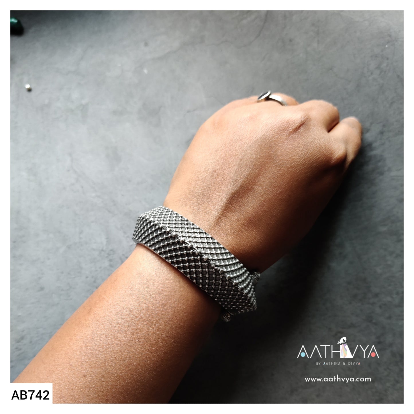 SILVER DOTTED BANGLE - AB742