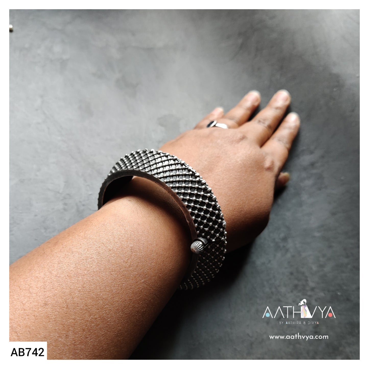 SILVER DOTTED BANGLE - AB742